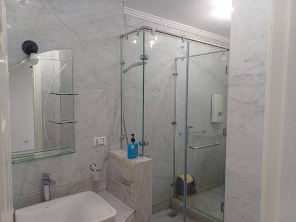 Appartamento con Due Camere, Balcone e Vista Mare