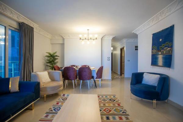 Appartamento con Tre Camere - Vista Angolare sul Mare